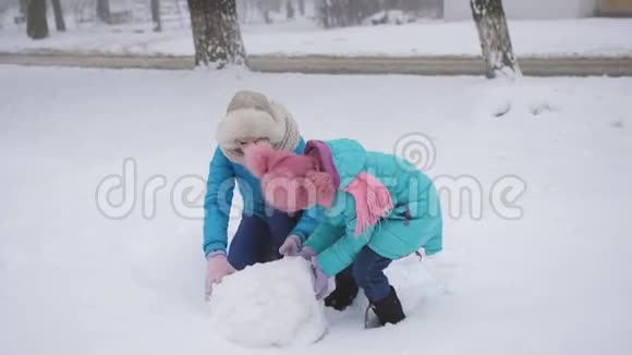 母女俩堆雪人视频的预览图