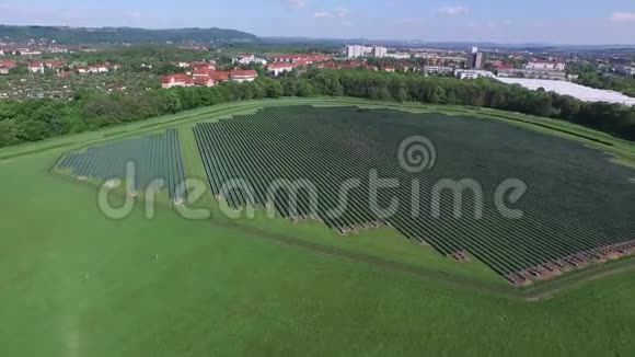 帕弗德伦巴恩赛马航空钻4k与太阳能种植园视频的预览图
