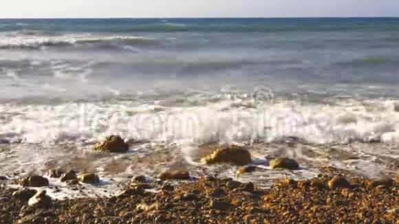 大西洋巨浪冲击岩石海岸视频的预览图