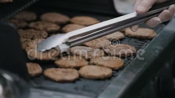 在烤架上煎汉堡厨师烹饪辗转由铲子多汁的肉切片视频的预览图