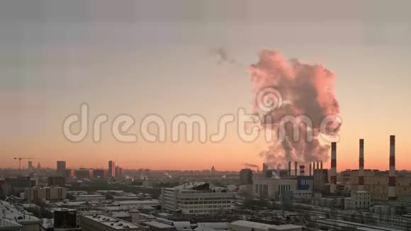 日落时分莫斯科市区全景拍摄特大城市和全球污染的世界性概念视频的预览图