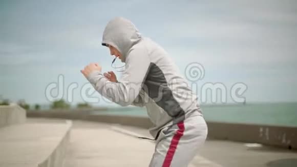 一个年轻的运动员训练拳击表演在楼梯上跳跃在楼梯上练习背景是视频的预览图