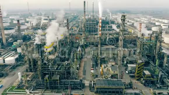 大型污染工业设施的空中景观视频的预览图