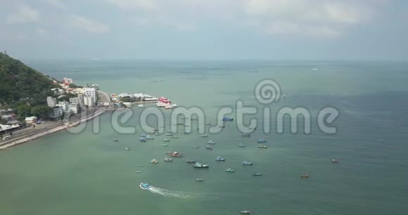 越南VungTau亚洲东南亚4k无人驾驶飞机镜头景色优美渔船度假村山区港口视频的预览图