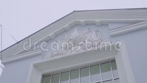 屋顶下的美丽壁画摄像机启动了视频的预览图