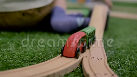 前面是一列玩具火车由几个部分组成视频的预览图