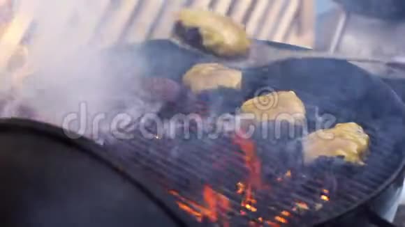 在新鲜空气中的明火特写中加入奶酪烹饪汉堡视频的预览图
