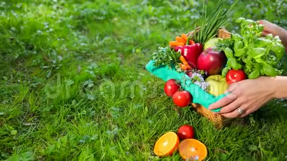 手工蔬菜和水果用木篮从米色布道具慢动作4k视频的预览图