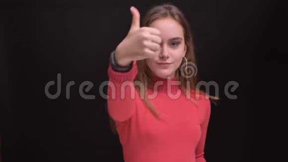 年轻的白种人美丽的女性在看镜头和微笑时自信地竖起大拇指视频的预览图