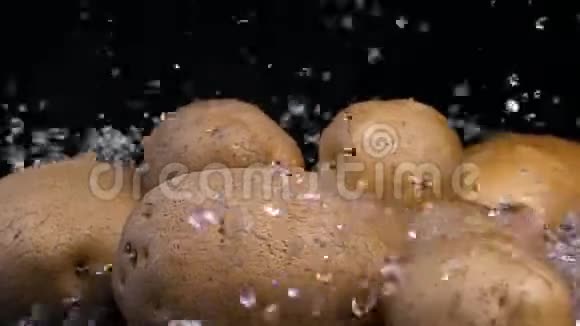 黑背景下分离的马铃薯蔬菜视频的预览图