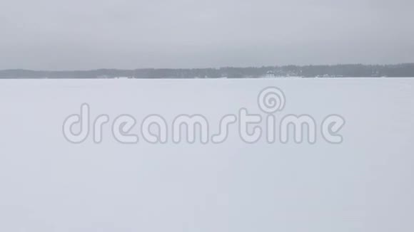 雪覆盖的湖景视频的预览图