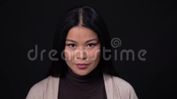 在黑暗的背景下思考亚洲女商人视频的预览图