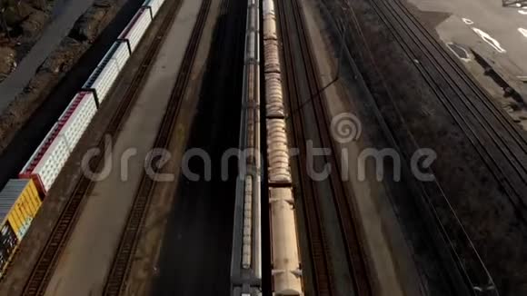 在北温哥华火车场的一列货运火车车厢的头顶拍摄视频的预览图
