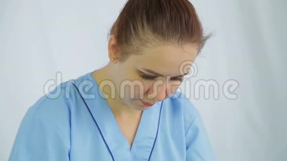 一个女美容师使一个女孩颤抖的手特写镜头视频的预览图