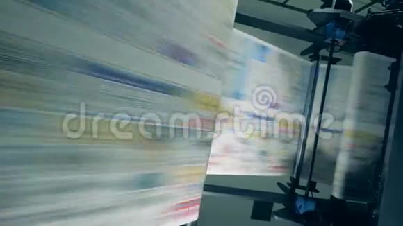 杂志在现代印刷机上的快速印刷过程视频的预览图
