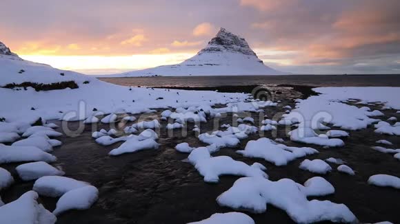 冰岛冬季日出时的柯克朱费尔山河视频的预览图