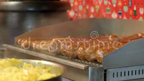 香肠在煎锅烤架里煎4K视频视频的预览图