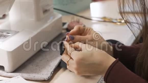 裁缝在缝纫机上工作测量内衣的面料视频的预览图