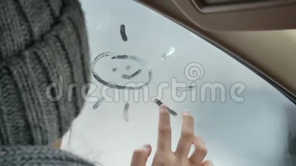 少女在车窗上晒太阳视频的预览图