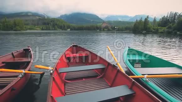 木船在平静的清澈的山夏湖上视频的预览图