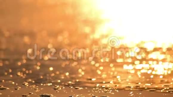 金色太阳在海浪中的反射视频的预览图