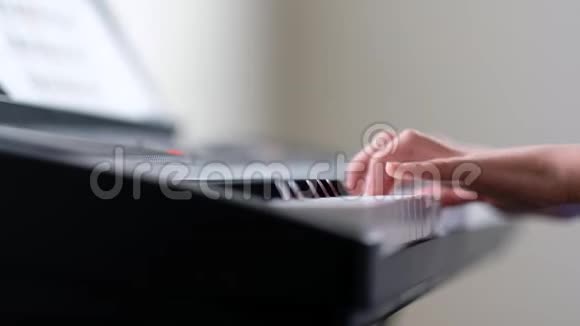小女孩用手弹钢琴键盘视频的预览图