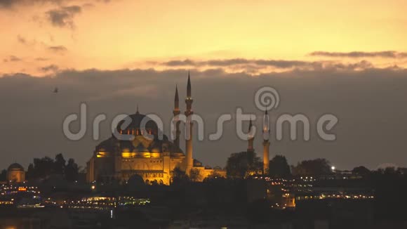 美丽的Suleymaniye清真寺背景黑幕戏剧性的天空伊斯坦布尔土耳其视频的预览图