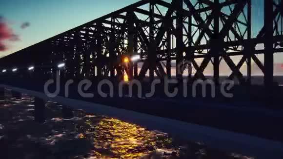 照相机在日落时沿着铁路桥飞行情节逼真的动画视频的预览图