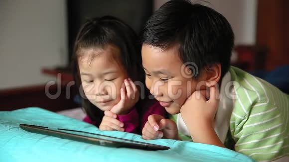 亚洲儿童使用数字平板电脑电子学习概念视频的预览图