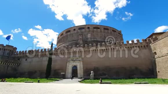意大利罗马圣安杰洛城堡附近的松树公园视频的预览图