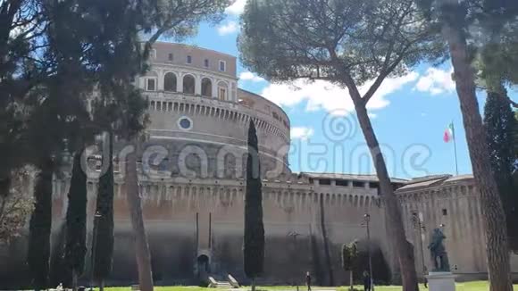意大利罗马圣安杰洛城堡附近的松树公园视频的预览图