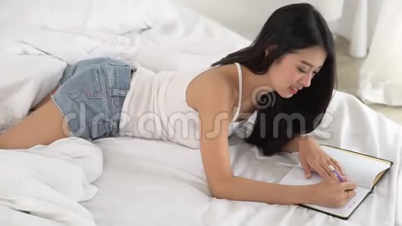 特写的腿和脚女人睡在毯子下在卧室的床上移动乐趣视频的预览图