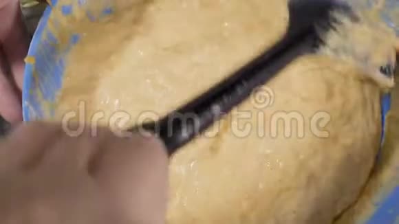 大厨揉面团做煎饼的特写镜头视频的预览图