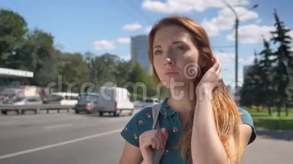 关切的姜女等待出租车站在城市街道附近的道路压力和占据情绪视频的预览图