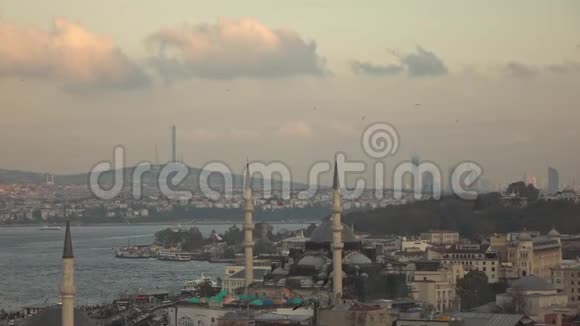 鸟瞰土耳其伊斯坦布尔埃米诺努鲁斯特姆帕沙清真寺博斯普鲁斯海峡海上交通多云天空视频的预览图