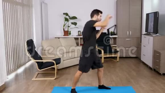 运动员在客厅里踢和打视频的预览图