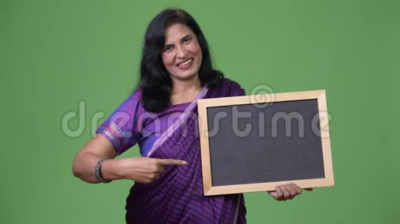 成熟快乐美丽的印度女人指着黑板视频的预览图