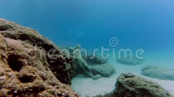 水下场景海底的雕像和几名潜水员视频的预览图