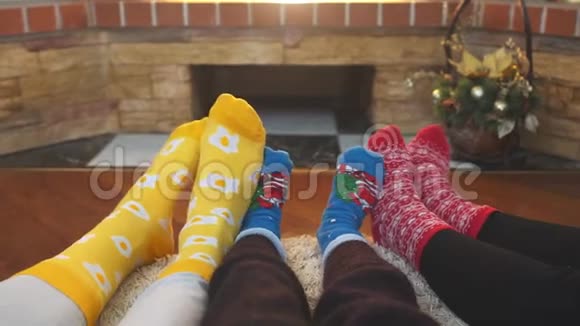 穿着明亮的袜子在家里家人和孩子一起在周末放松慢动作视频的预览图