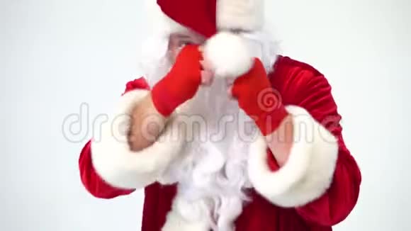 圣诞节圣诞老人在白色的背景上戴着红色的蝴蝶结用于拳击和拳击一个人的形象视频的预览图