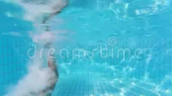 有人在海浪的背景下潜入游泳池视频的预览图