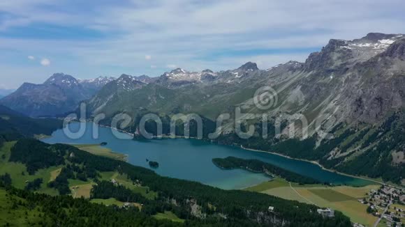 美丽的湖在瑞士阿尔卑斯山的玛丽亚山上枯萎瑞士从上面视频的预览图