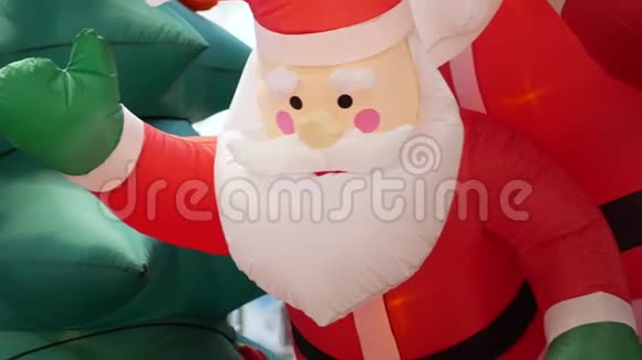 愤怒的圣诞老人挥手视频的预览图