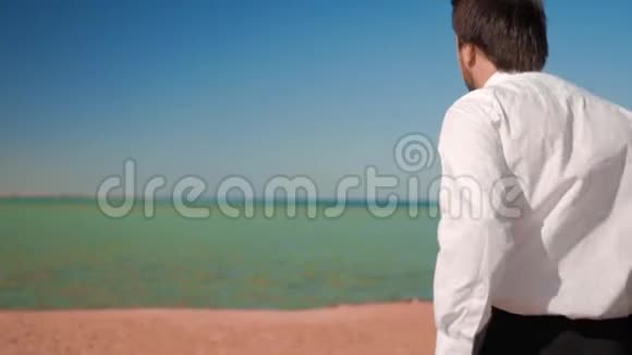 穿西装的商人拿着风筝板跑到海里视频的预览图