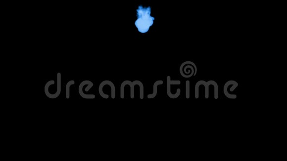 蓝色辉光墨水在水中的三维渲染在黑色背景上卢马哑光作为阿尔法面具的墨水效果或背景12视频的预览图