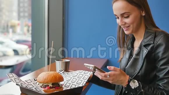 近距离观看年轻漂亮的女商人喝咖啡在家时用手机发送信息视频的预览图
