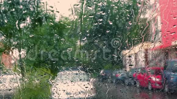 车窗上布满了街道上的雨滴视频的预览图