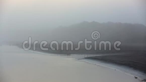 一大早薄雾笼罩着河视频的预览图