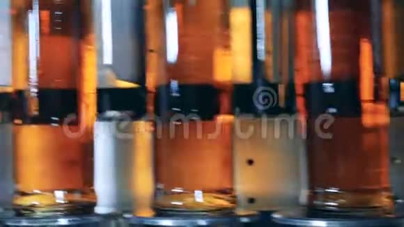 已经装满了瓶子威士忌和白兰地酒厂视频的预览图