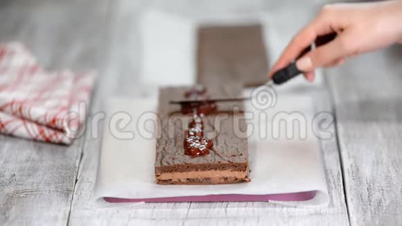 用覆盆子果酱做一层巧克力蛋糕视频的预览图
